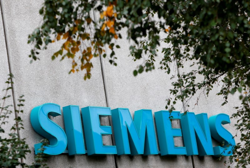 © Reuters. FILE PHOTO - Siemens logo is pictured at Siemens Healthineers headquarters in Erlangen