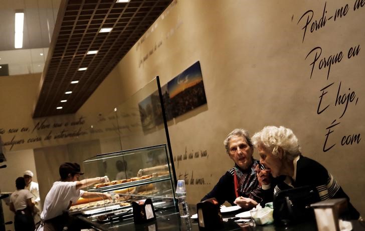 © Reuters. Senhoras tomam café em cafeteria em São Paulo, Brasil