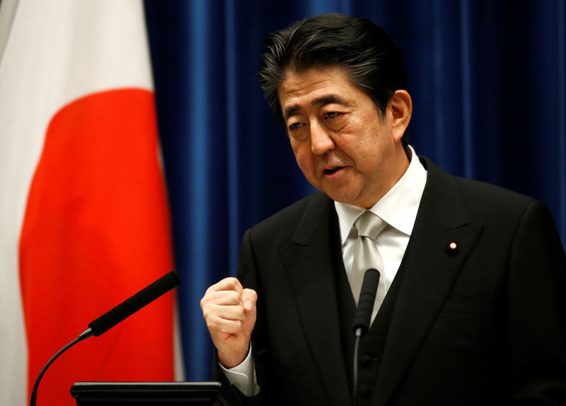 © Reuters. Abe, durante entrevista em Tóquio