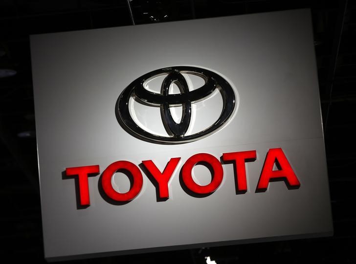 © Reuters. The Toyota logo is seen at the company's display during the North American International Auto Show in Detroit