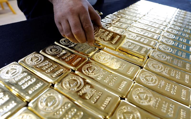 © Reuters. تقرير: انخفاض الطلب العالمي على الذهب 14% في النصف/1 من 2017