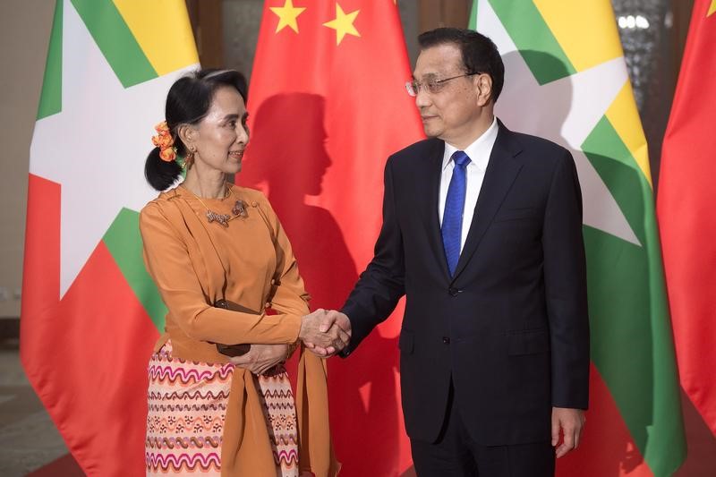 © Reuters. FILE PHOTO: Myanmar State Counsellor Aung San Suu Kyi shakes hands with Chinese Premier Li Keqiang at the Great Hall of the People in Beijing