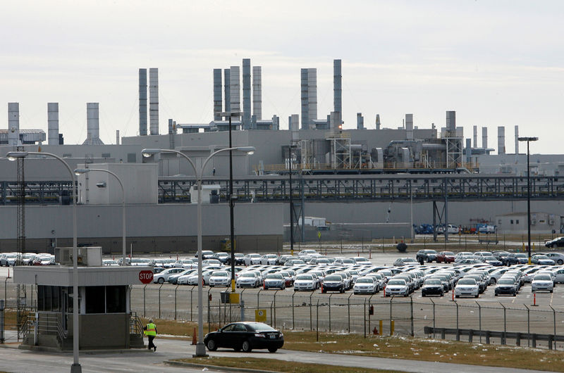 © Reuters. FILE PHOTO - Toyota Camrys and Avalons sit ready to shipped at the Toyota Motor Manufacturing Plant in Georgetown Kentucky