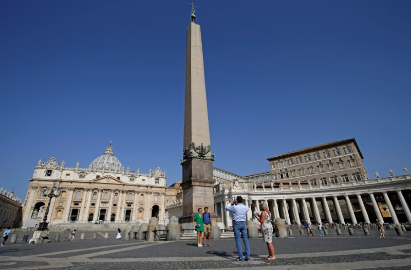 © Reuters. Tourists take pictures in Saint Peter's Square at the Vatican