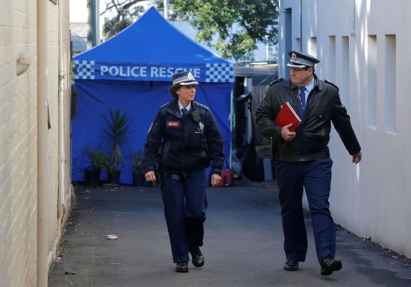 © Reuters. Senior Australian police officers walk from a house in the Sydney suburb of Surry Hills, Australia, August 4, 2017 after raids in relation to a plot to attack a commercial aircraft