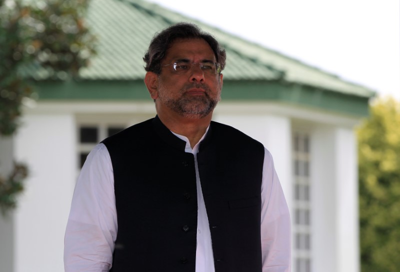 © Reuters. Pakistan's PM Shahid Khaqan Abbasi reviews the honour guard in Islamabad