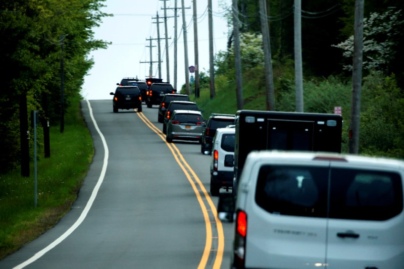 © Reuters. FILE PHOTO - U.S. President Trump departs in his motorcade after a weekend at his golf estate in Bedminster, New Jersey