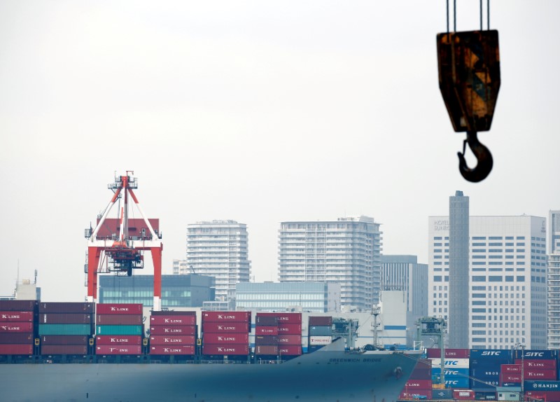 © Reuters. FILE PHOTO: A cargo ship is pictured at an industrial port in Tokyo