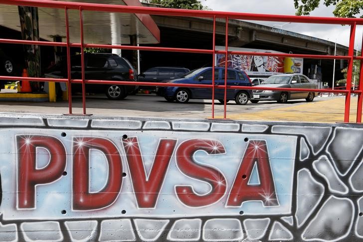 © Reuters. Автозаправочная станция PDVSA в Каракасе
