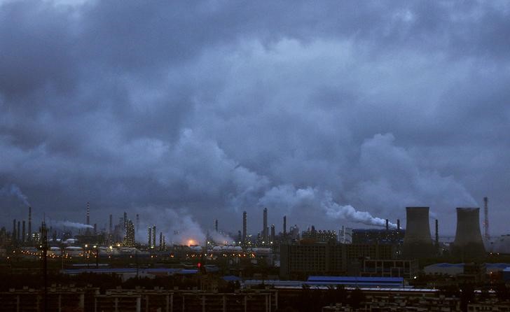 © Reuters. НПЗ в китайском городе Нинбо