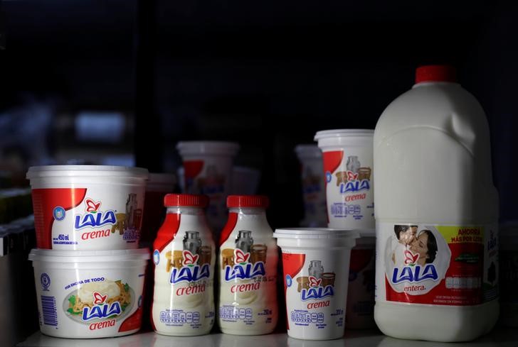 © Reuters. Produtos lácteos do mexicano Grupo Lala em loja na Ciudad Juárez, no México