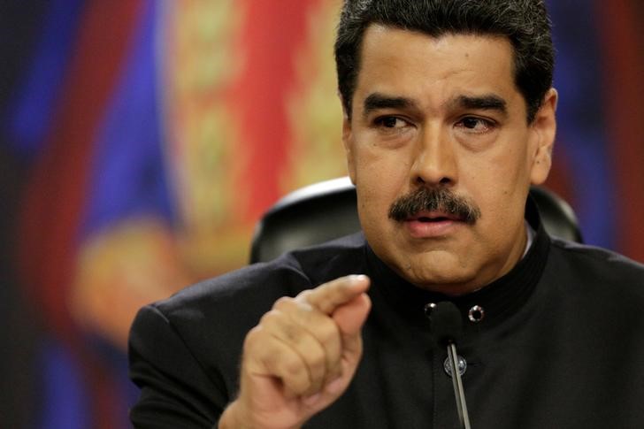 © Reuters. FILE PHOTO: Venezuela's President Maduro talks to the media during a news conference at Miraflores Palace in Caracas