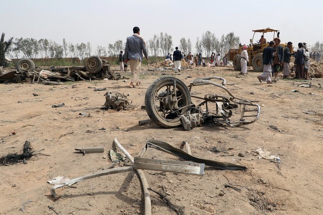 © Reuters. People stand at the site of a Saudi-led air strike on an outskirt of the northwestern city of Saada