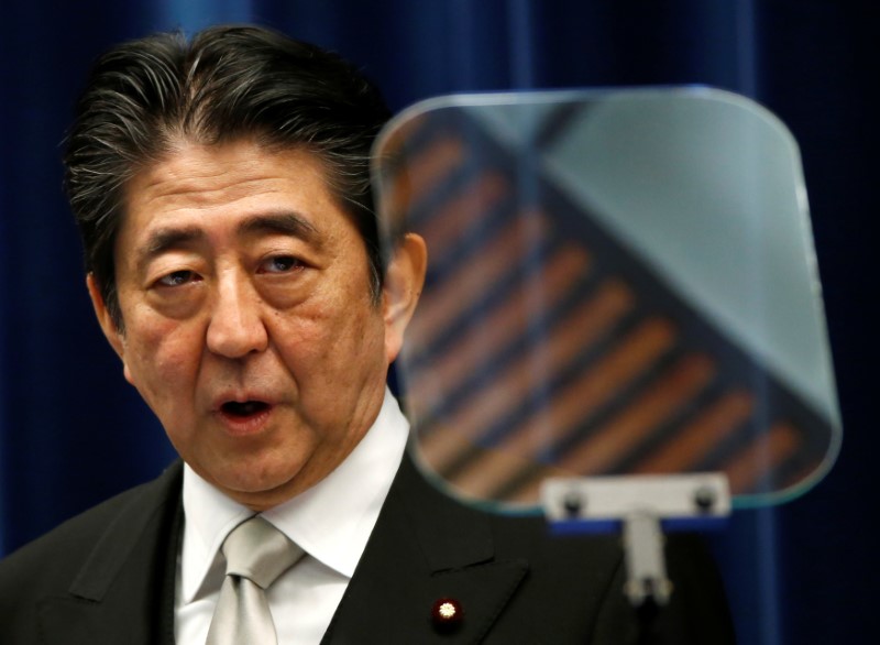 © Reuters. Primeiro-ministro do Japão, Shinzo Abe, durante coletiva de imprensa, em Tóquio