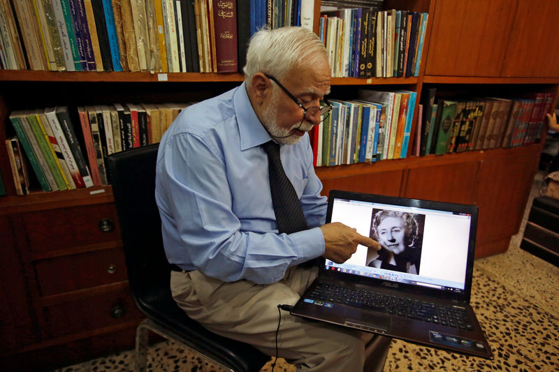 © Reuters. Doctor and historian Ibrahim Khalil Al-Allaf refers to Agatha Christie picture during the interview with Reuters in Mosul