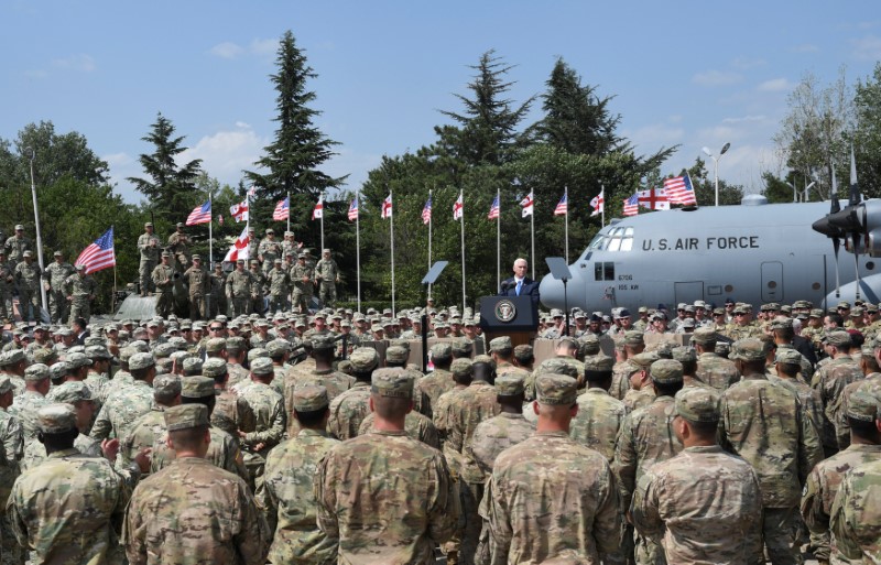 © Reuters. U.S. Vice President Mike Pence delivers a speech during a meeting with U.S. troops taking part in NATO led joint military exercises Noble Partner 2017 at the Vaziani military base near Tbilisi