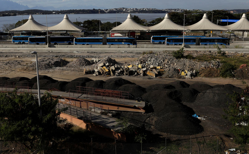 © Reuters. Unfinished works are pictured at Fundao bus terminal, which is part of the bus rapid transit system linking Rio's main airport to Olympic areas, along the TransCarioca expressway in Rio de Janeiro