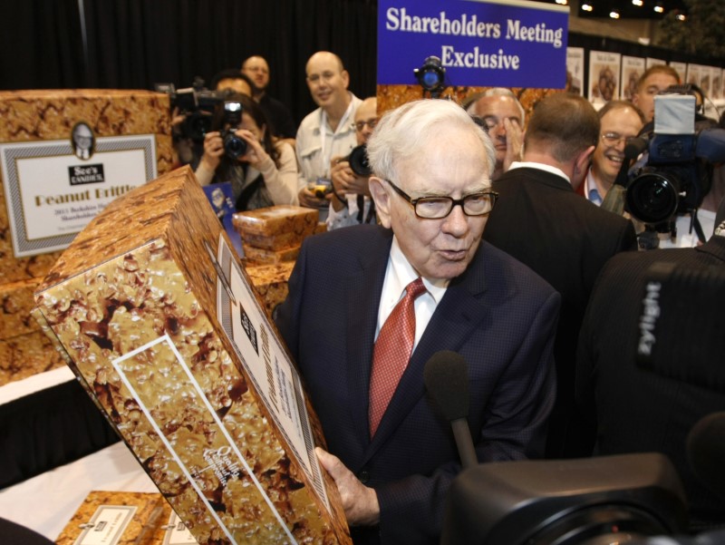 © Reuters. Berkshire Hathaway Chairman Buffett holds a 25 pound box of See's peanut brittle, one of his favorites, before his company's annual meeting in Omaha