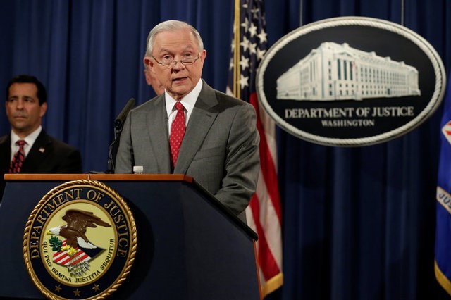 © Reuters. Attorney General Jeff Sessions speaks at a briefing