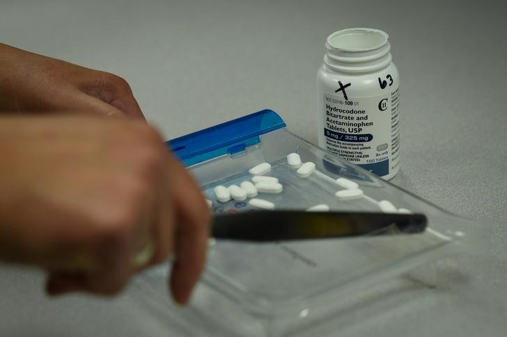 © Reuters. A pharmacist counts tablets of Hydrocodone at a pharmacy in Portsmouth