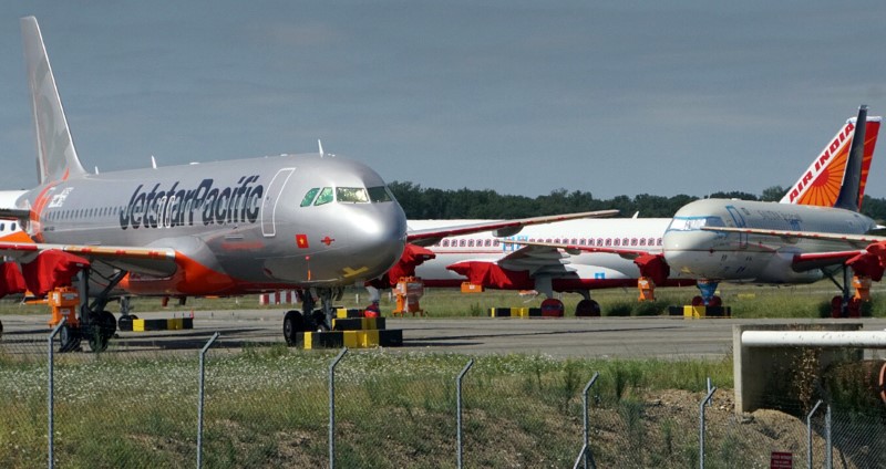 © Reuters. Undelivered Airbus A320neo aircraft are parked on the tarmac in Toulouse