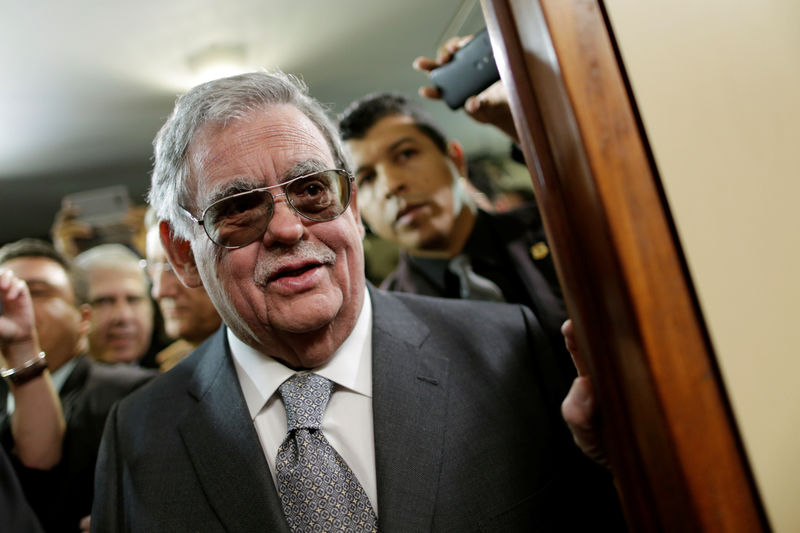 © Reuters. Advogado Antônio Cláudio Mariz de Oliveira chega à Comissão de Constituuição e Justiça da Câmara dos Deputados, em Brasília