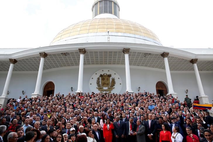 © Reuters. Membros da Assembleia Constituinte possam durante posse em Caracas