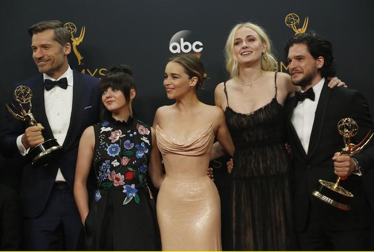 © Reuters. Elenco de "Game of Thrones" depois re receber prêmios no 6º Primetime Emmy Awards em Los Angeles, Estados Unidos