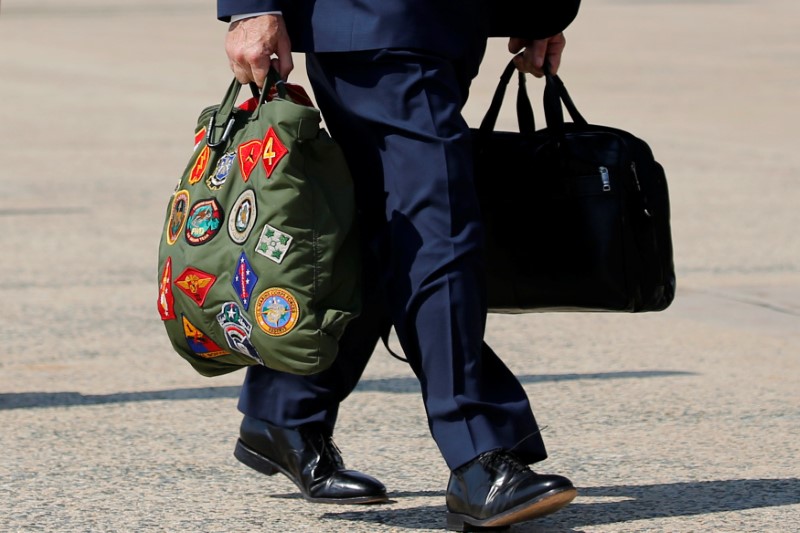 © Reuters. White House Chief of Staff John Kelly carries his briefcases to board Air Force One with U.S. President Trump for travel to New Jersey from Joint Base Andrews, Maryland, U.S.