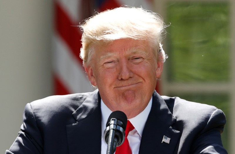 © Reuters. U.S. President Trump pauses as he announces his decision to withdraw from Paris Climate Agreement at White House in Washington