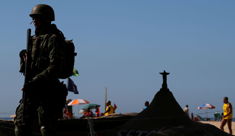 © Reuters. Soldado da Marinha patrulha praia de Copacabana, no Rio de Janeiro