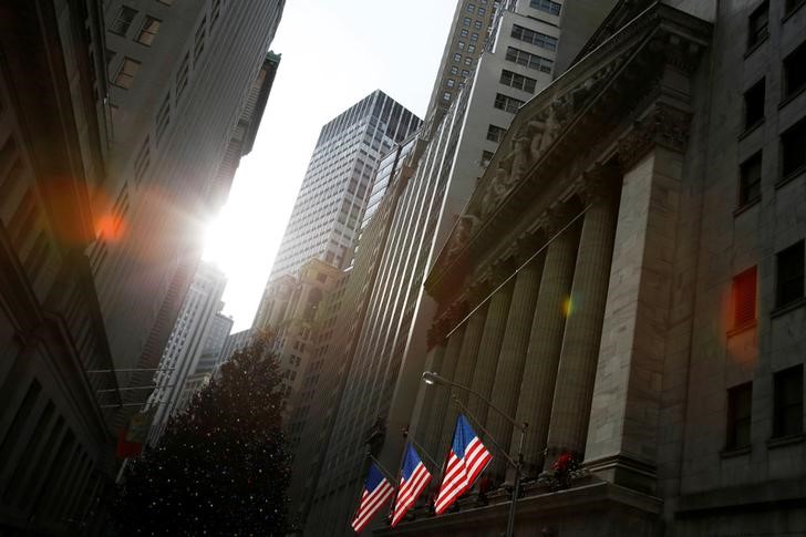 © Reuters. U.S. flags hang at the New York Stock Exchange in New York City