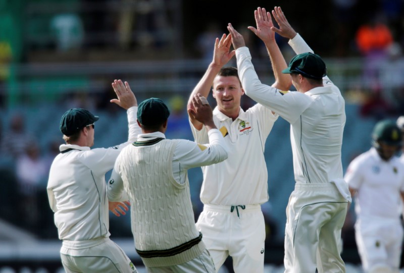 © Reuters. Cricket - Australia v South Africa - Third Test cricket match - Adelaide Oval, Adelaide, Australia