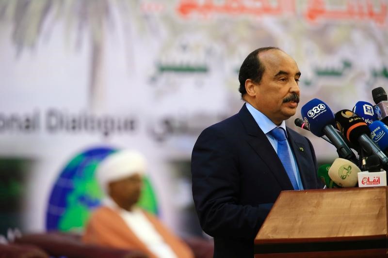 © Reuters. Mauritania's President Mohamed Ould Abdel Aziz speaks during the closing session ofÊSudan's National Dialogue at the Friendship Hall in Khartoum