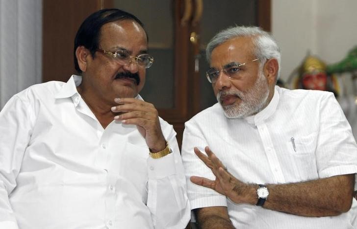 © Reuters. India's main opposition BJP leaders Naidu and Modi attend a party meeting in New Delhi