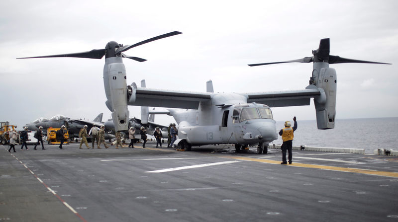 © Reuters. FILE PHOTO: Participants in a ceremony marking the start of Talisman Saber 2017 board a U.S. Marines MV-22B Osprey Aircraft on the deck of the USS Bonhomme Richard amphibious assault ship off Sydney