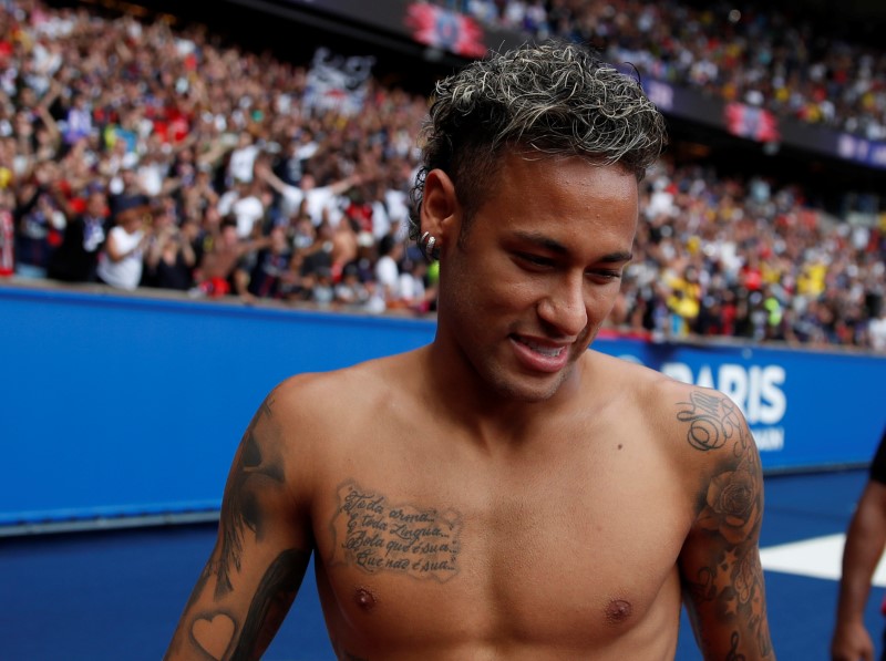 © Reuters. Neymar, aclamado por la afición del PSG, se pierde el debut en Liga