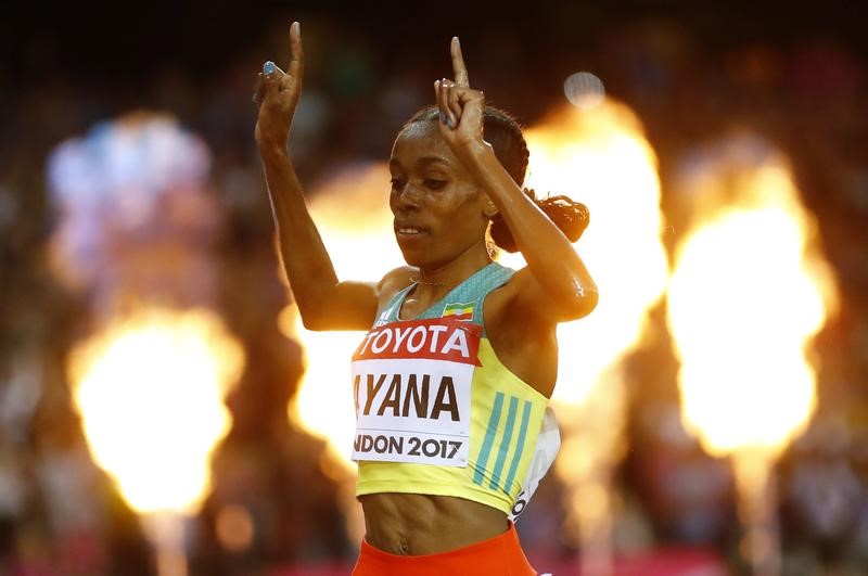© Reuters. البطلة الأولمبية آيانا تحطم منافساتها لتفوز بسباق 10 آلاف متر