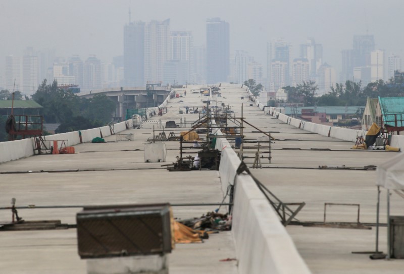 © Reuters. A newly dried concrete and secure linking steel bars of the 5.58 kilometre elevated highway is seen in Caloocan City, metro Manila