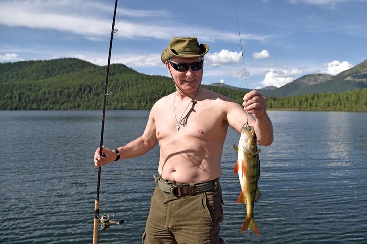 © Reuters. بوتين يتحدى البرودة.. ويصطاد عاري الصدر في سيبيريا
