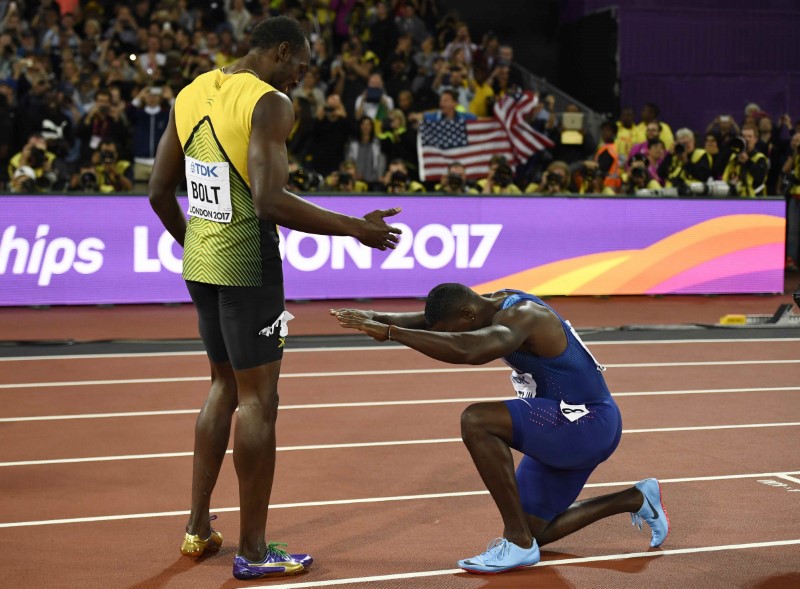 © Reuters. Gatlin vence a Bolt en la final de los 100 metros lisos del Mundial de Londres