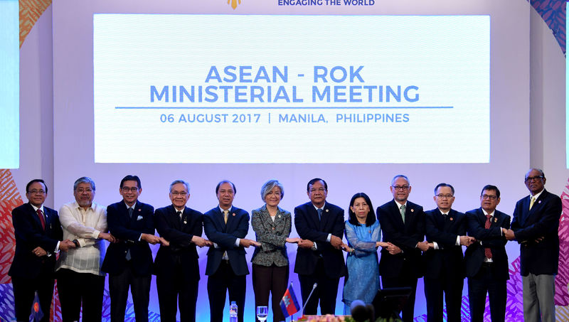 © Reuters. South Korean Foreign Minister Kang Kyung-wha links hands with ASEAN foreign ministers and their representatives as they take part in the ASEAN-ROK Ministerial Meeting in Philippine International Convention Center in Manila