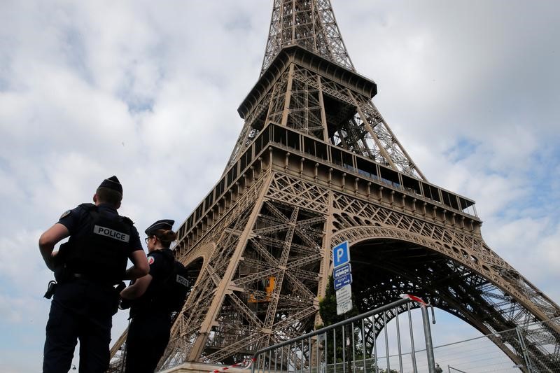 © Reuters. PARQUET ANTI-TERRORISTE SAISI APRÈS UN INCIDENT À LA TOUR EIFFEL