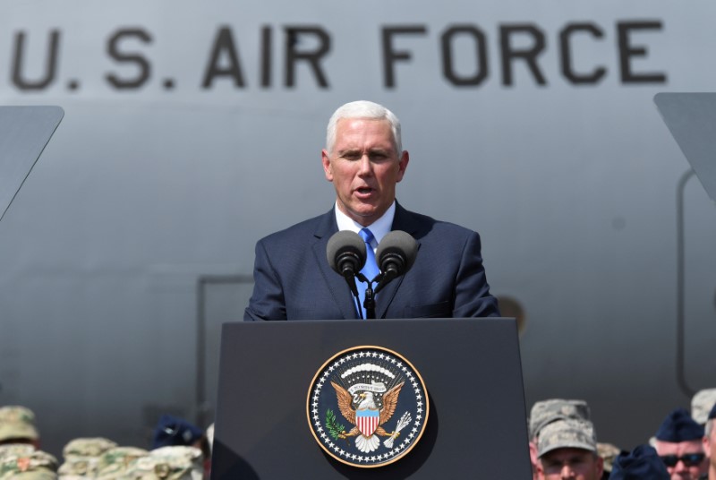 © Reuters. FILE PHOTO - U.S. Vice President Mike Pence with U.S. troops taking part in NATO led joint military exercises Noble Partner 2017 at the Vaziani military base near Tbilisi