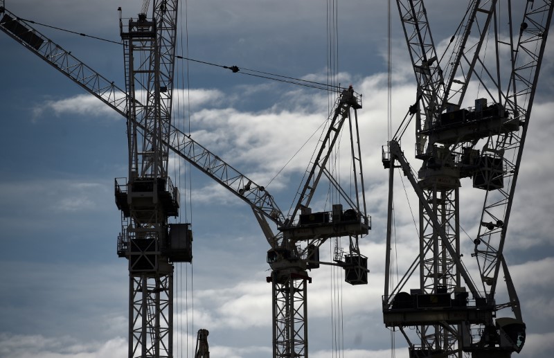 © Reuters. Construction cranes are seen on a building site in central London