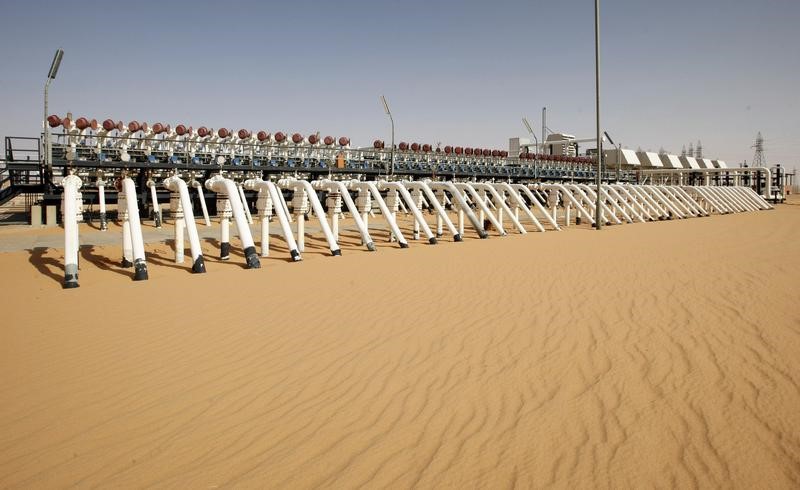 © Reuters. حقل الشرارة النفطي في ليبيا قد يتوقف عن الانتاج بعد إغلاق غرفة تحكم