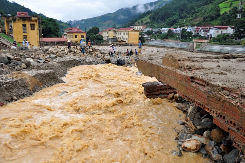 © Reuters. A bridge damaged by floods is seen in Mu Cang Chai district, in northern Yen Bai province