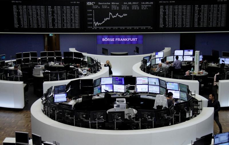 © Reuters. Traders work in front of the German share price index, DAX board, at the stock exchange in Frankfurt