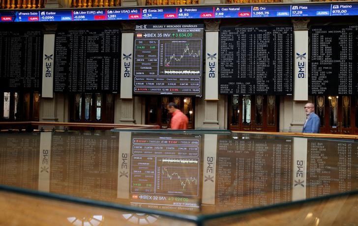 © Reuters. Электронные табло на Мадридской бирже