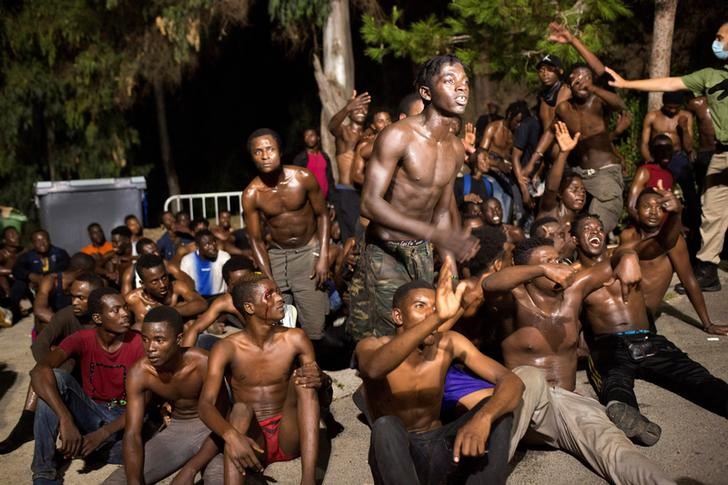© Reuters. عشرات المهاجرين يقتحمون الحدود إلى جيب سبتة الإسباني